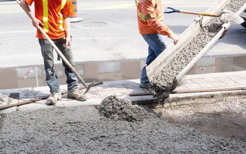 Personas usando concreto para piso