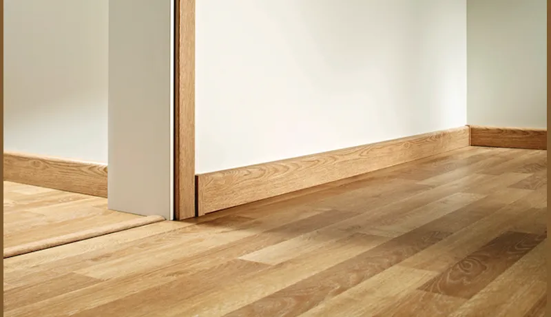 Suelo de madera y zócalos